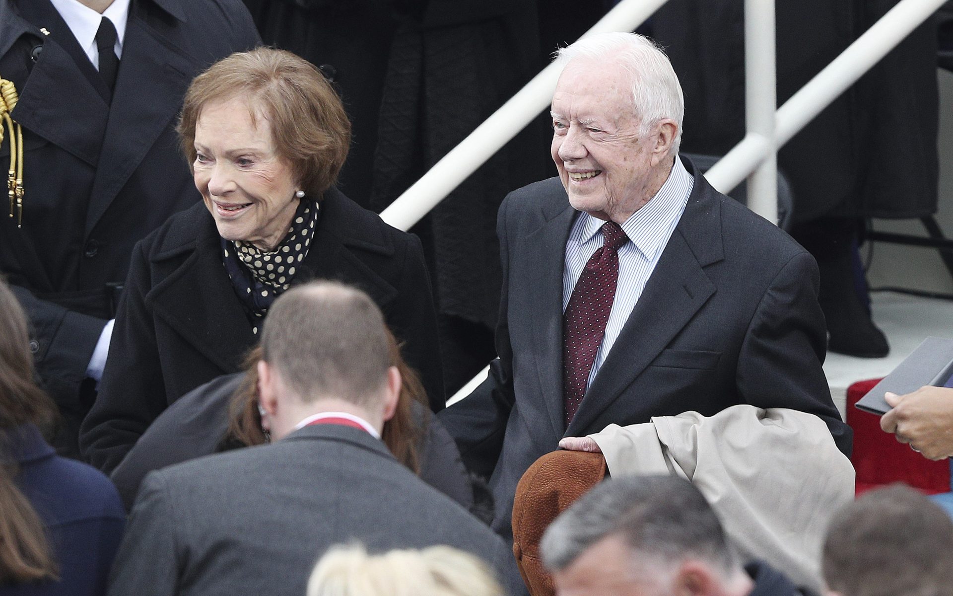 El expresidente estadounidense Jimmy Carter y su esposa Rosalyn llegan al Capitolio para asistir a la ceremonia de investidura de Donald J. Trump como presidente de EE.UU. 20 de enero de 2017. EFE/Justin Lane