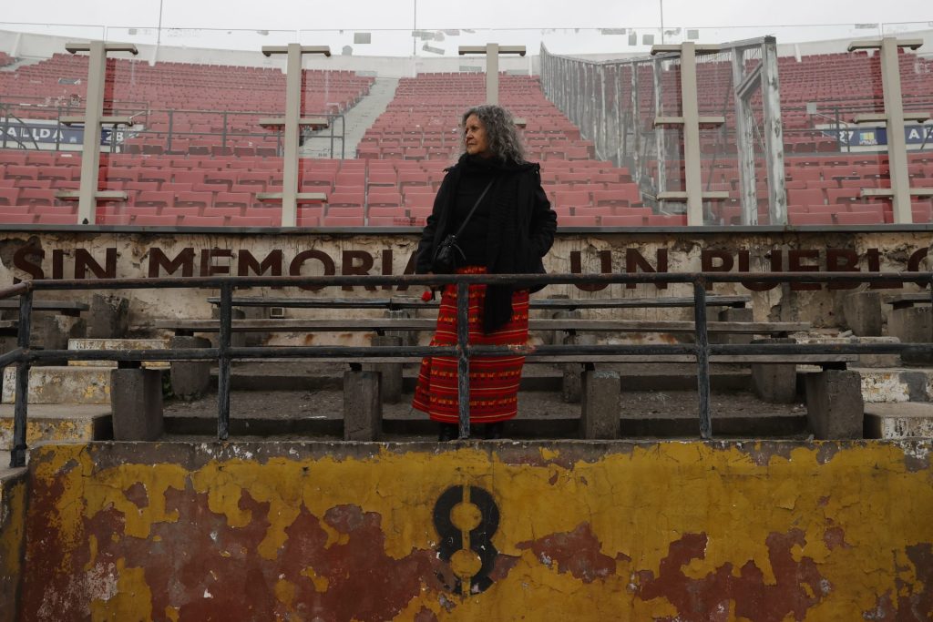 Ruth Vuskovic, exprisionera de la dictadura de Augusto Pinochet, posa frente a la "Escotilla 8" del Estadio Nacional durante una entrevista con EFE, el 2 de septiembre de 2023, en Santiago (Chile). EFE/Elvis González
