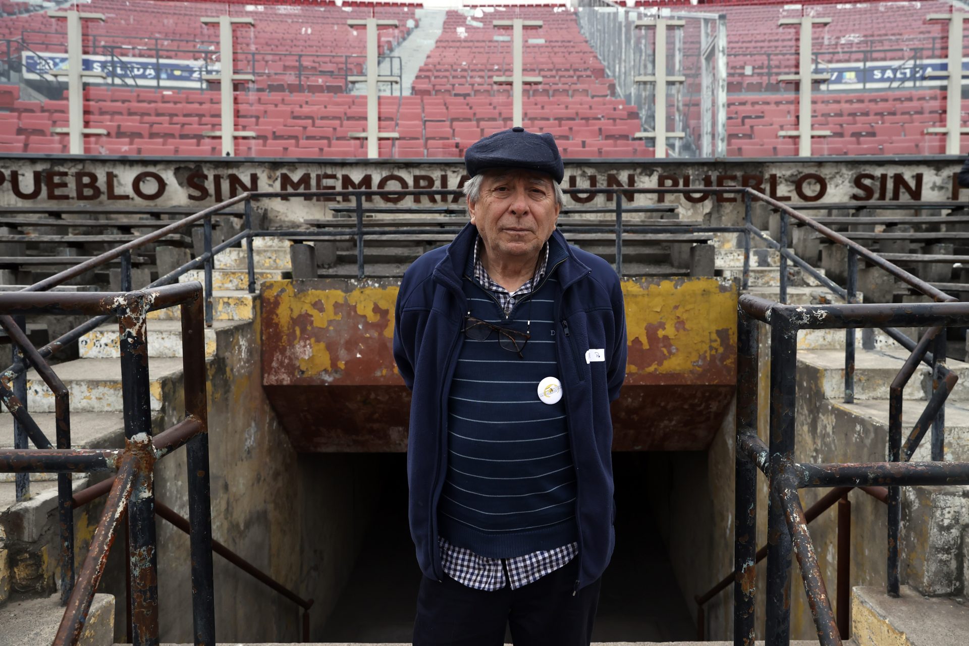 Miguel Pizarro, exprisionero de la dictadura de Augusto Pinochet, posa frente a la "Escotilla 8" del Estadio Nacional durante una entrevista con EFE, el 2 de septiembre de 2023, en Santiago (Chile). EFE/Elvis González