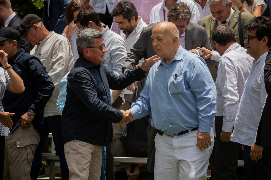 El jefe de la delegación del ELN Pablo Beltrán (i) y el jefe de la delegación del Gobierno de Colombia Otty Patiño conversan tras el cierre del cuarto ciclo de diálogos de paz entre el Gobierno de Colombia y el Ejercito de Liberación Nacional (ELN), hoy en la Casona Aquiles Nazoa de Caracas (Venezuela). EFE/Rayner Peña R