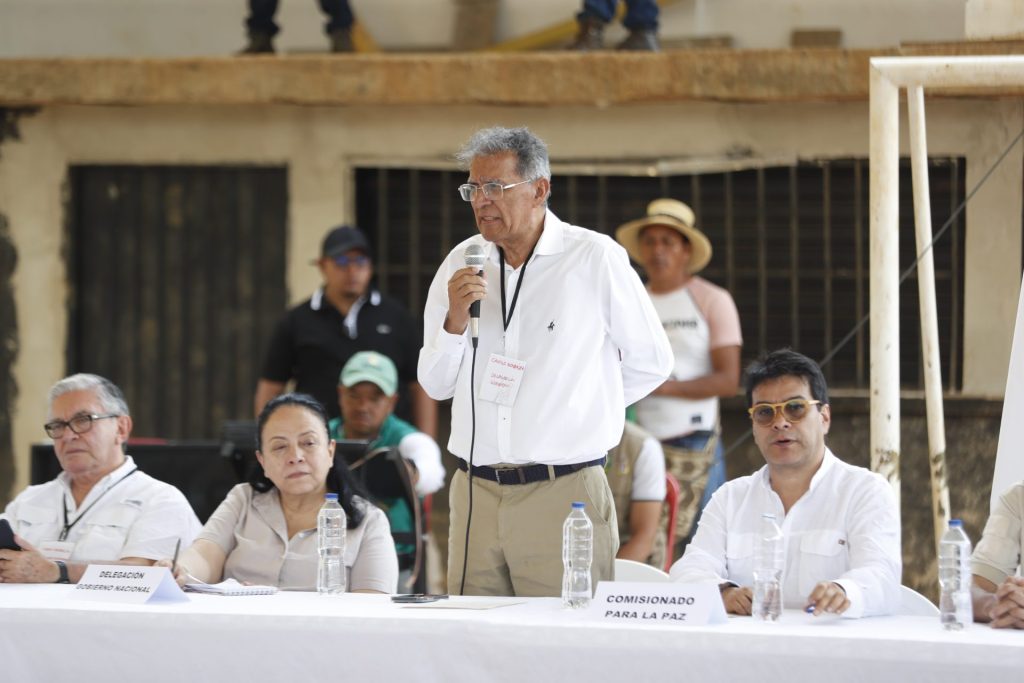 Camilo González, delegado del Gobierno de Colombia, habla durante una mesa de diálogos con las disidencias de las FARC, hoy, en Suárez (Colombia). EFE/Ernesto Guzmán