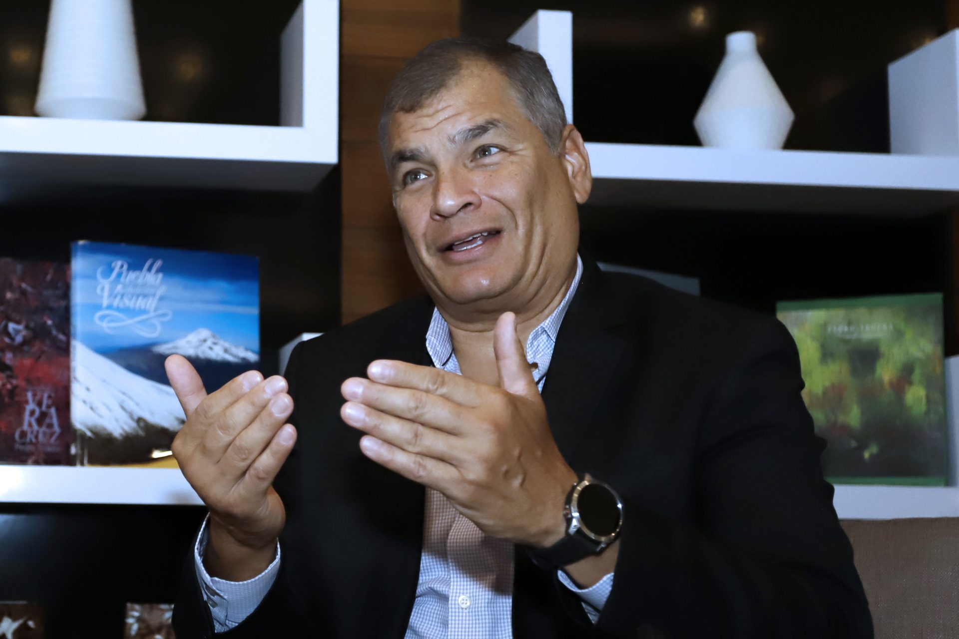 El expresidente de Ecuador Rafael Correa habla durante una entrevista con EFE, el 29 de septiembre de 2023, en Puebla (México). EFE/ Hilda Ríos