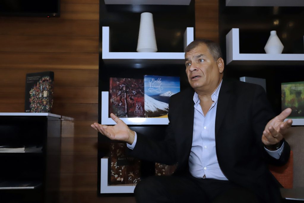 El expresidente de Ecuador Rafael Correa habla durante una entrevista con EFE, el 29 de septiembre de 2023, en Puebla (México). EFE/ Hilda Ríos