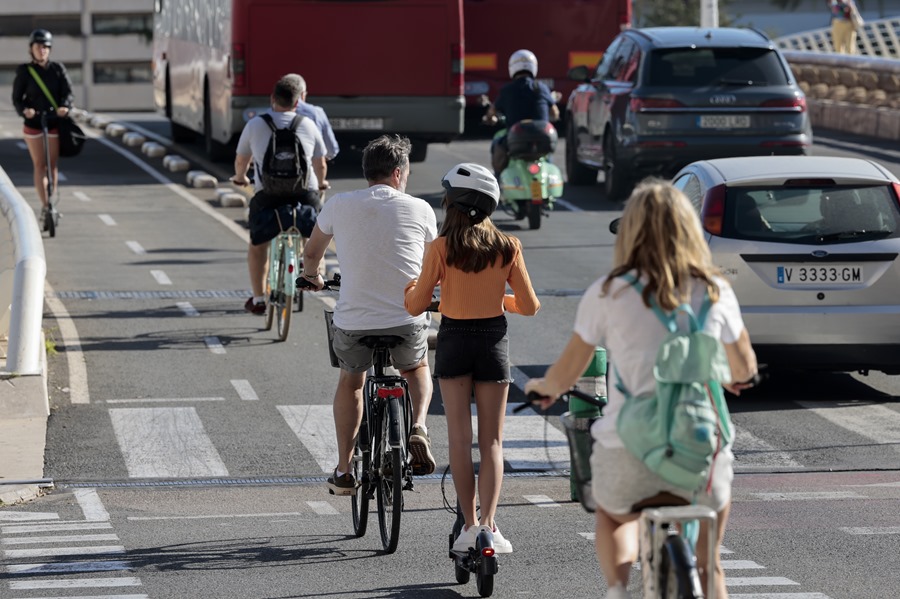 Día sin coches: Mejor planificación urbana y más transporte público, claves para reducir su uso