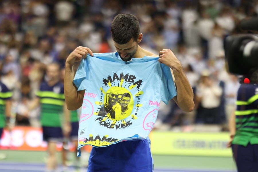 Novak Djokovic muestra una camiseta que dice "Mamba Forever", con una foto de él y del difunto jugador de baloncesto Kobe Bryant,  después de ganar el Abierto de Tenis de Estados Unidos en Flushing Meadows. Nueva York.