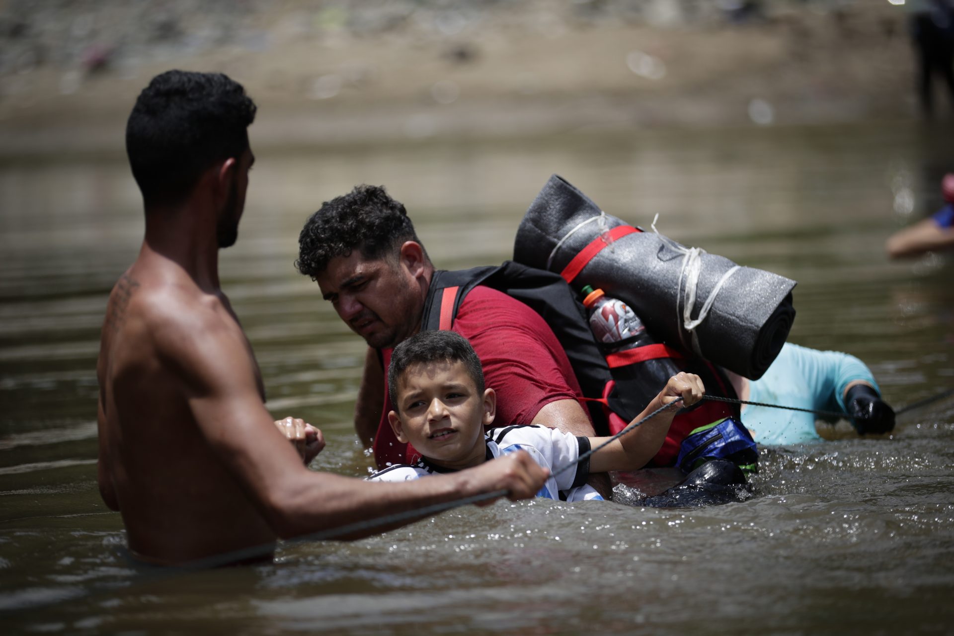 Migrantes cruzan el río Turquesa, el 14 de septiembre de 2023 en Darién (Panamá). EFE/Bienvenido Velasco