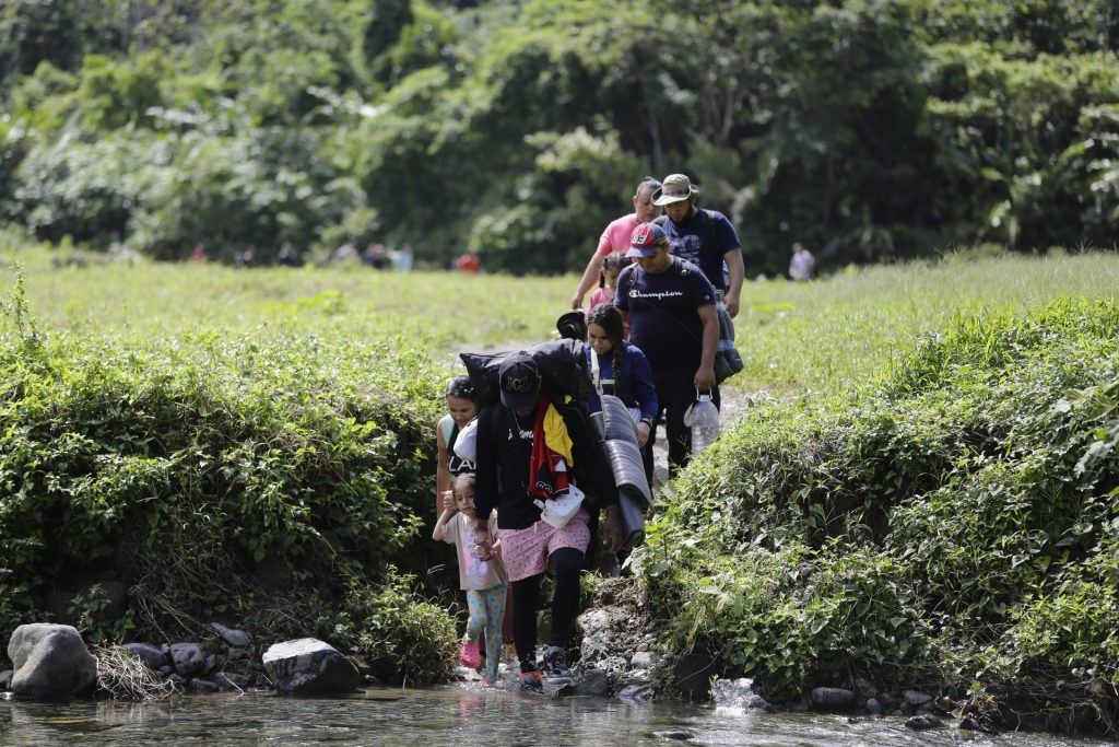 Una familia de migrantes camina, el 18 de agosto de 2023, en el sector de Cañas Blancas en el Darién (Panamá). EFE/Carlos Lemos