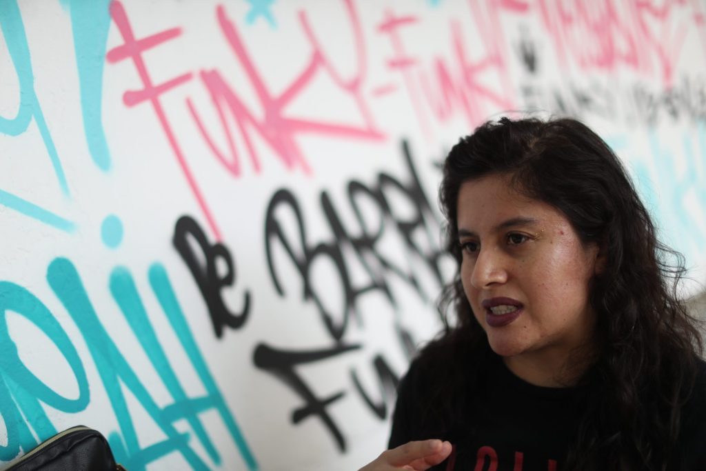 La escritora mexicana Didí Gutiérrez posa durante una entrevista con EFE, el 7 de septiembre de 2023 en Ciudad de México (México). EFE/Sáshenka Gutiérrez