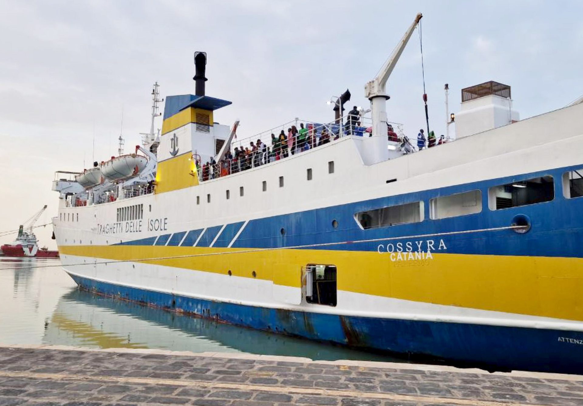 Migrantes trasladados desde Lampedusa llegan a Porto Empedocle en Sicilia (Italia).