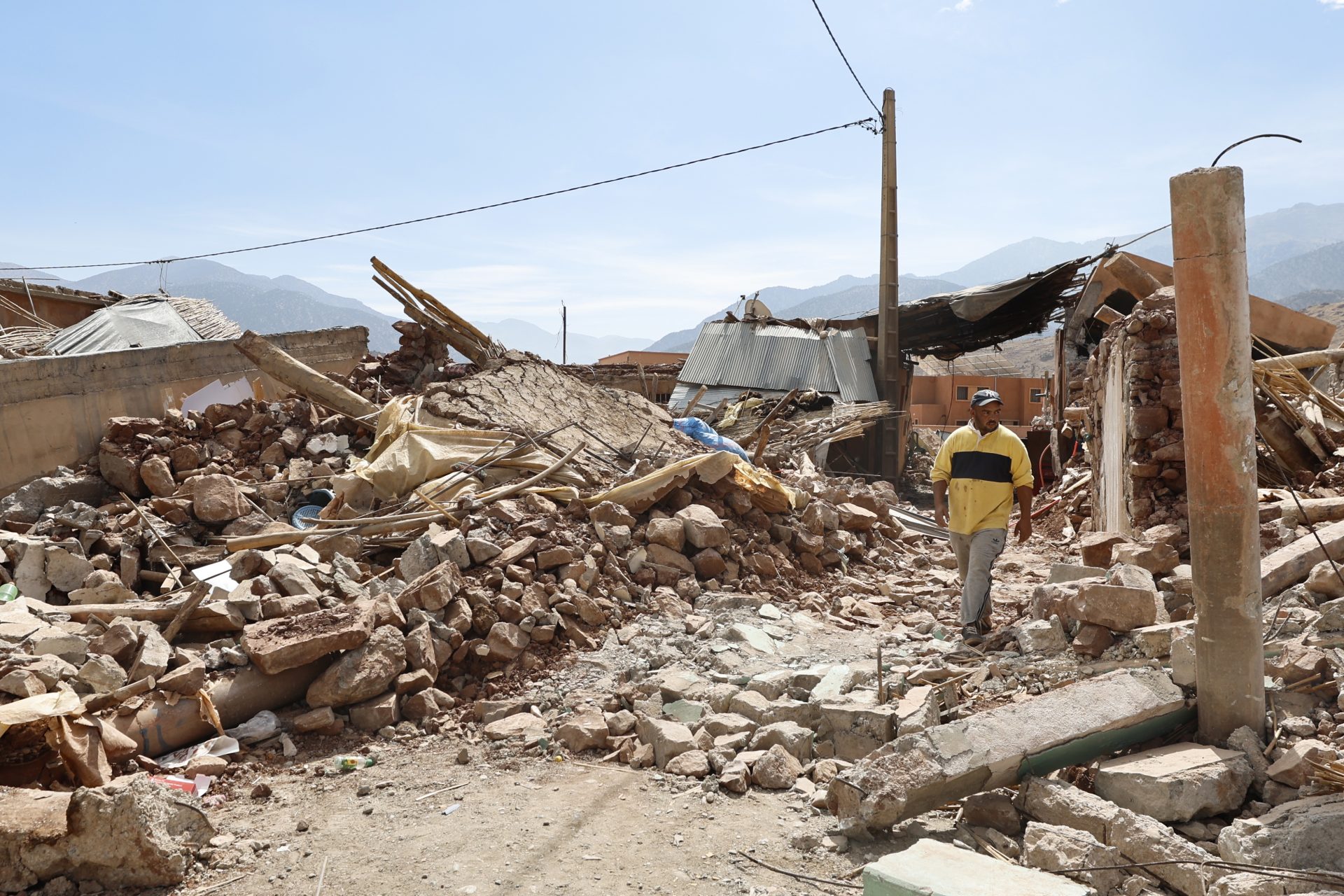 Un hombre camina entre los escombros de los edificios dañados en el pueblo de Talat N'Yaaqoub, al sur de Marrakech.