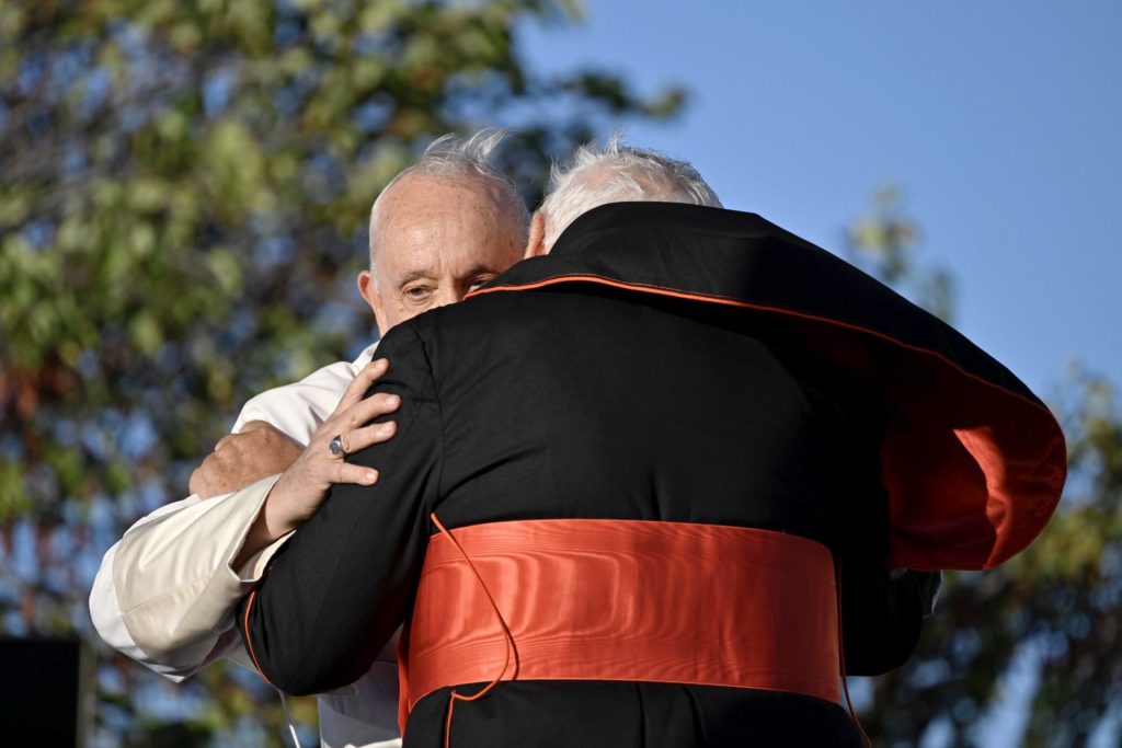 El papa Francisco abraza al cardenal Jean Marc Aveline cerca del "Monumento a los héroes y víctimas del mar" en Marsella, Francia. 