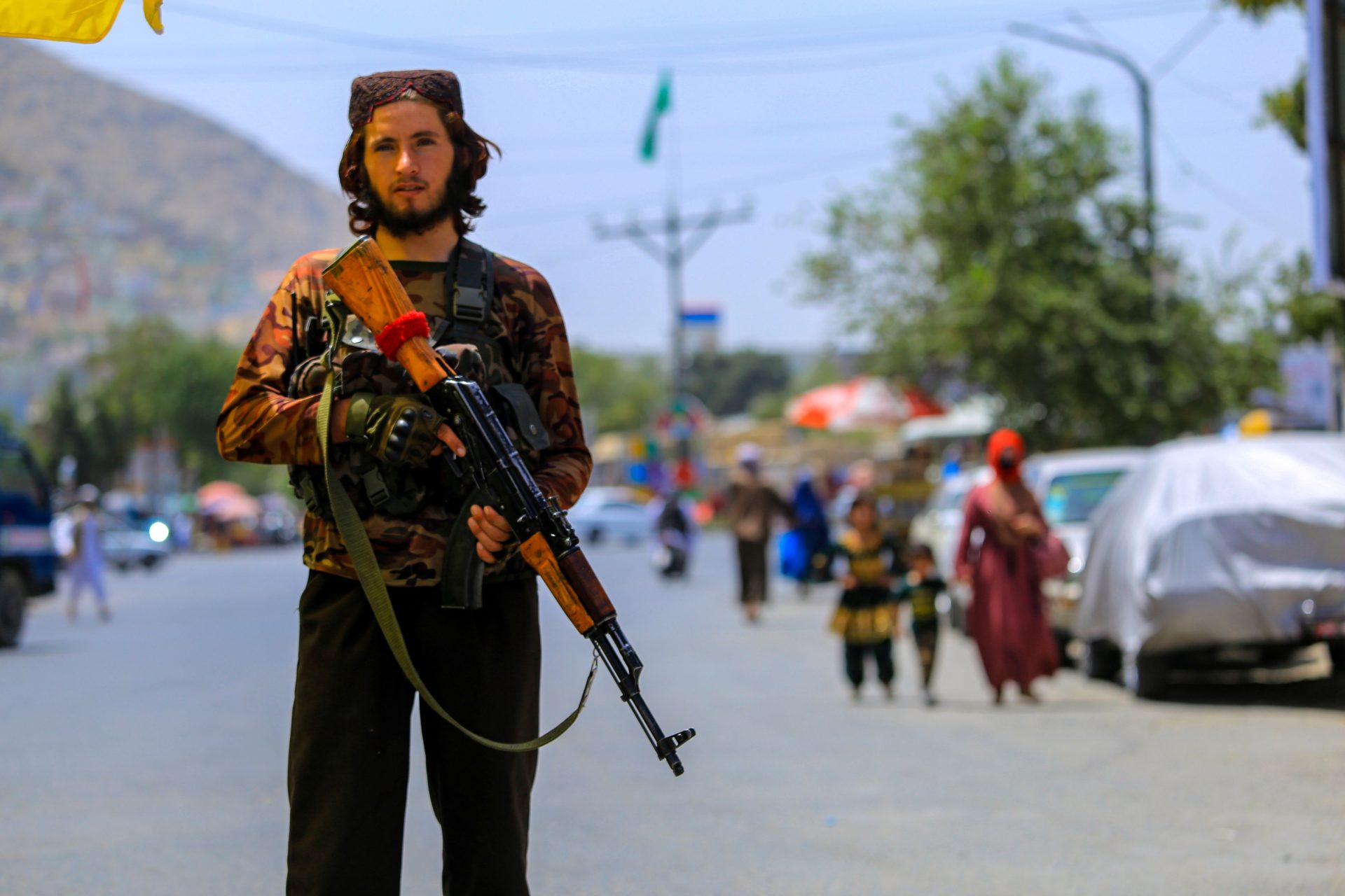 Un agente de seguridad talibán hace guardia en un puesto de control en Kabul, Afganistán.