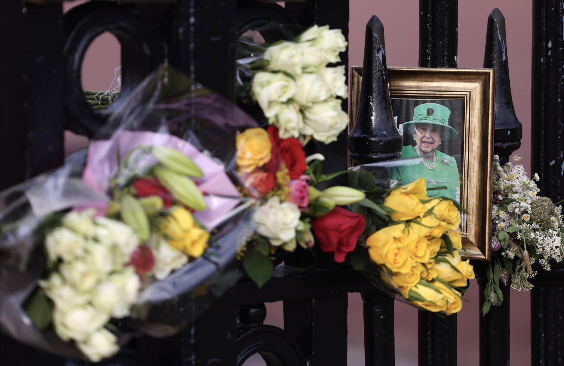 Flores este viernes en la puerta del Palacio de Buckingham en Londres.