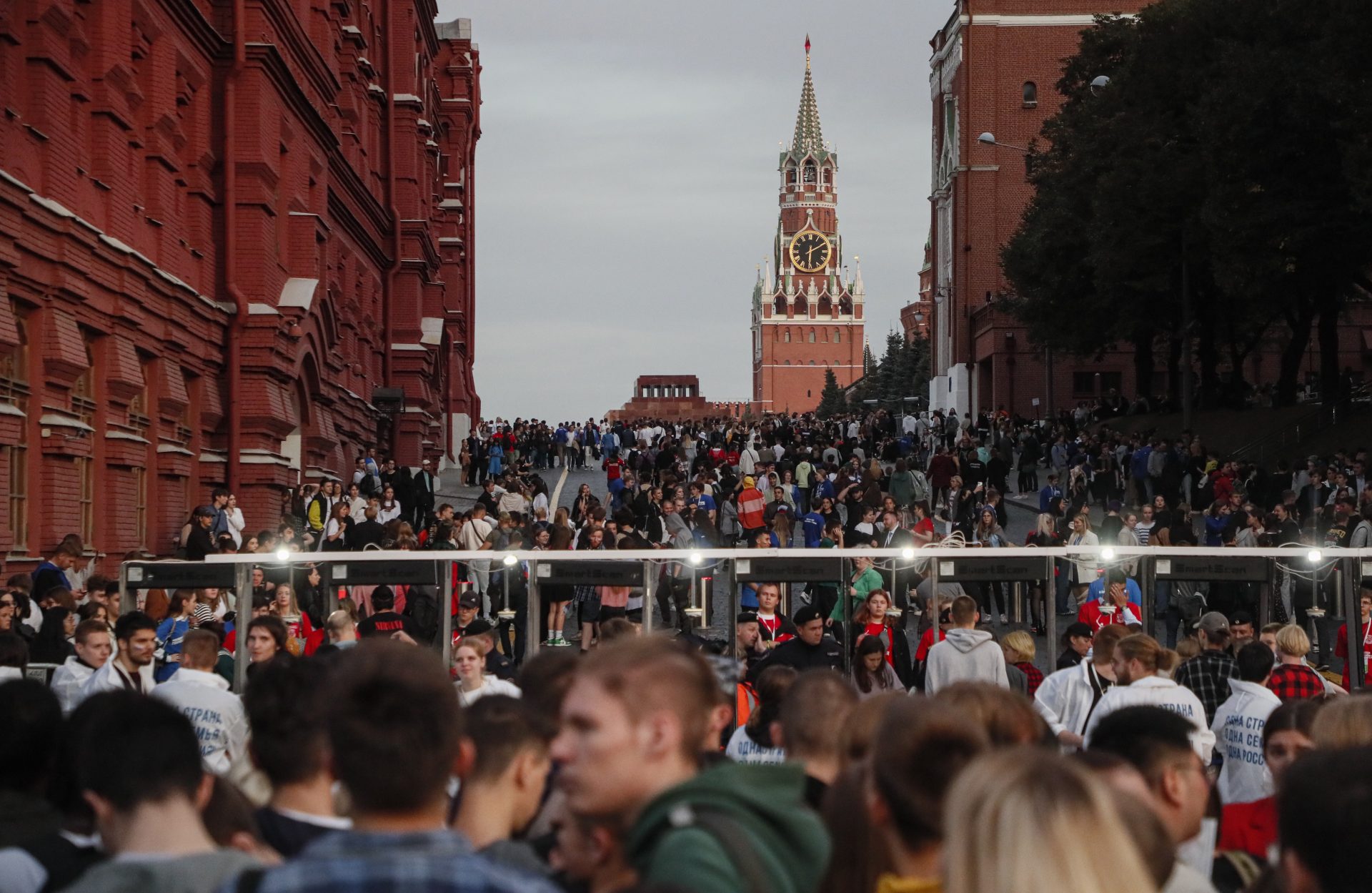 Un grupo de personas llega a la Plaza Roja para asistir a una concentración con motivo del primer aniversario de la anexión rusa de cuatro regiones de Ucrania.