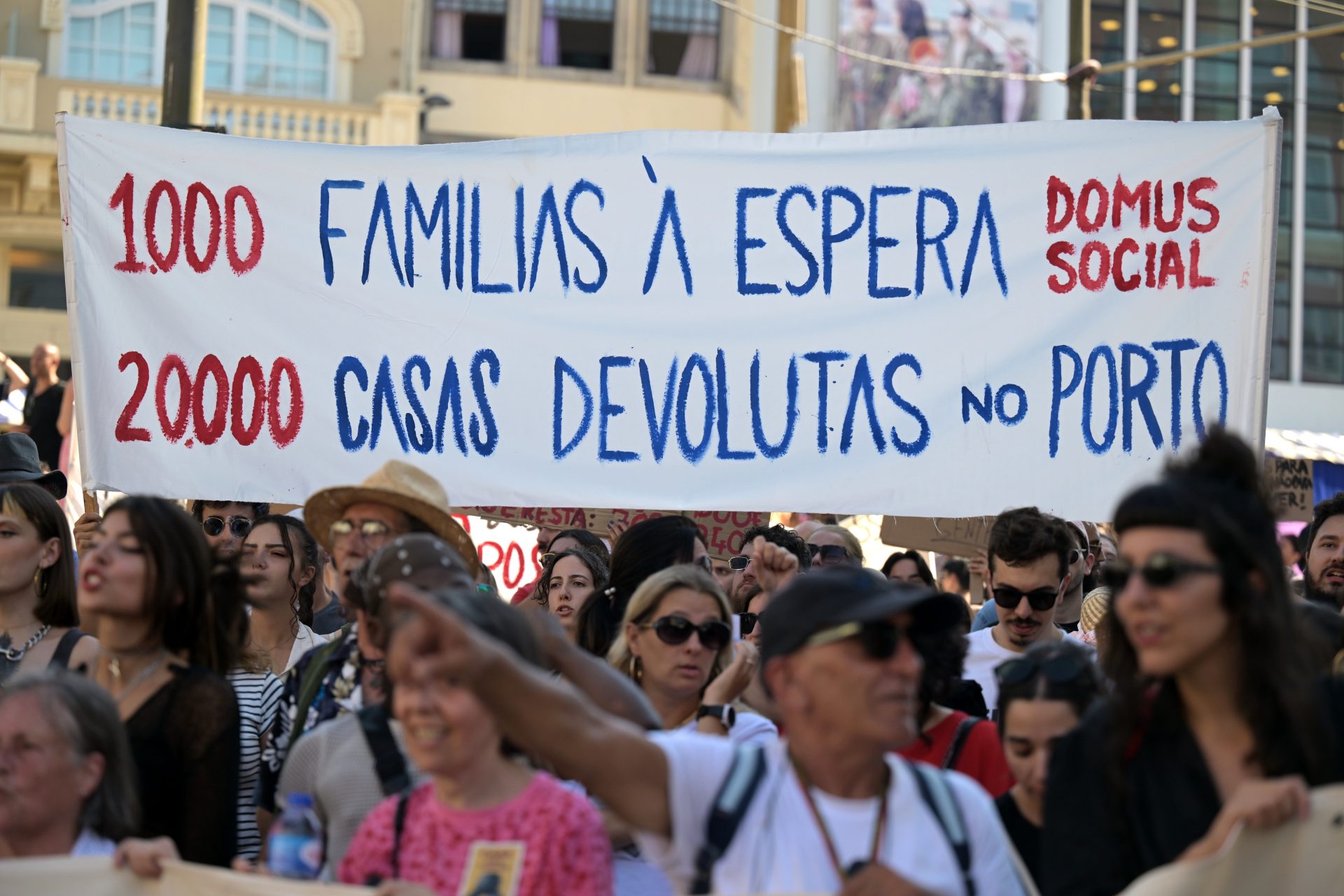 Numerosas personas participan en una manifestación para exigir al gobierno que solucione los problemas de vivienda en Lisboa, Portugal.