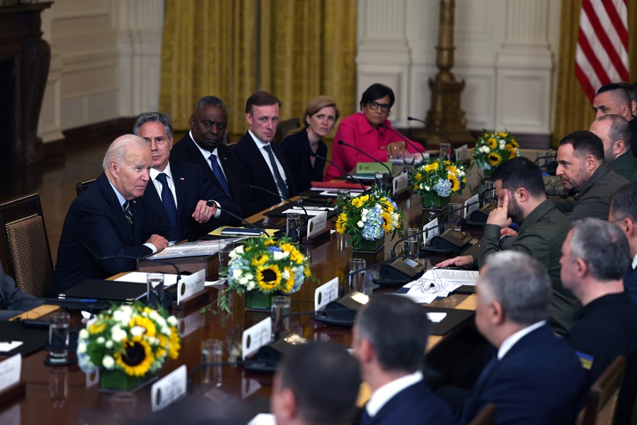 El presidente estadounidense Joe Biden (i) y el presidente ucraniano Volodymyr Zelensky de Ucrania (c-d) durante la reunión que celebraron en la Casa Blanca en Washington, DC, EE.UU., el pasado 21 de septiembre