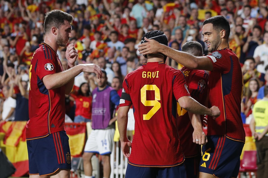 El centrocampista español Mikel Merino (d) celebra con sus compañeros tras marcar el 2-0 a Chipre en el partido de clasificación para la Eurocopa 2024 disputado en el estadio Nuevo Los Cármenes, en Granada.