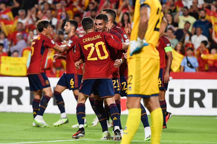Los jugadores de la selección española celebran un gol en el partido de clasificación para la Eurocopa 2024 que los combinados de España y Chipre han disputado en el estadio Nuevo Los Cármenes, en Granada