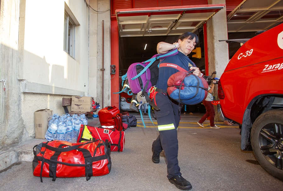Una bombera, que forma parte del operativo de ayuda que ha viajado a Marruecos desde Zaragoza, carga material de rescate. 