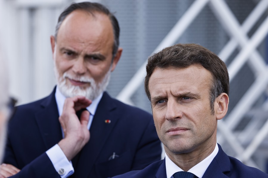 Emmanuel Macron (d) y Edouard Philippe