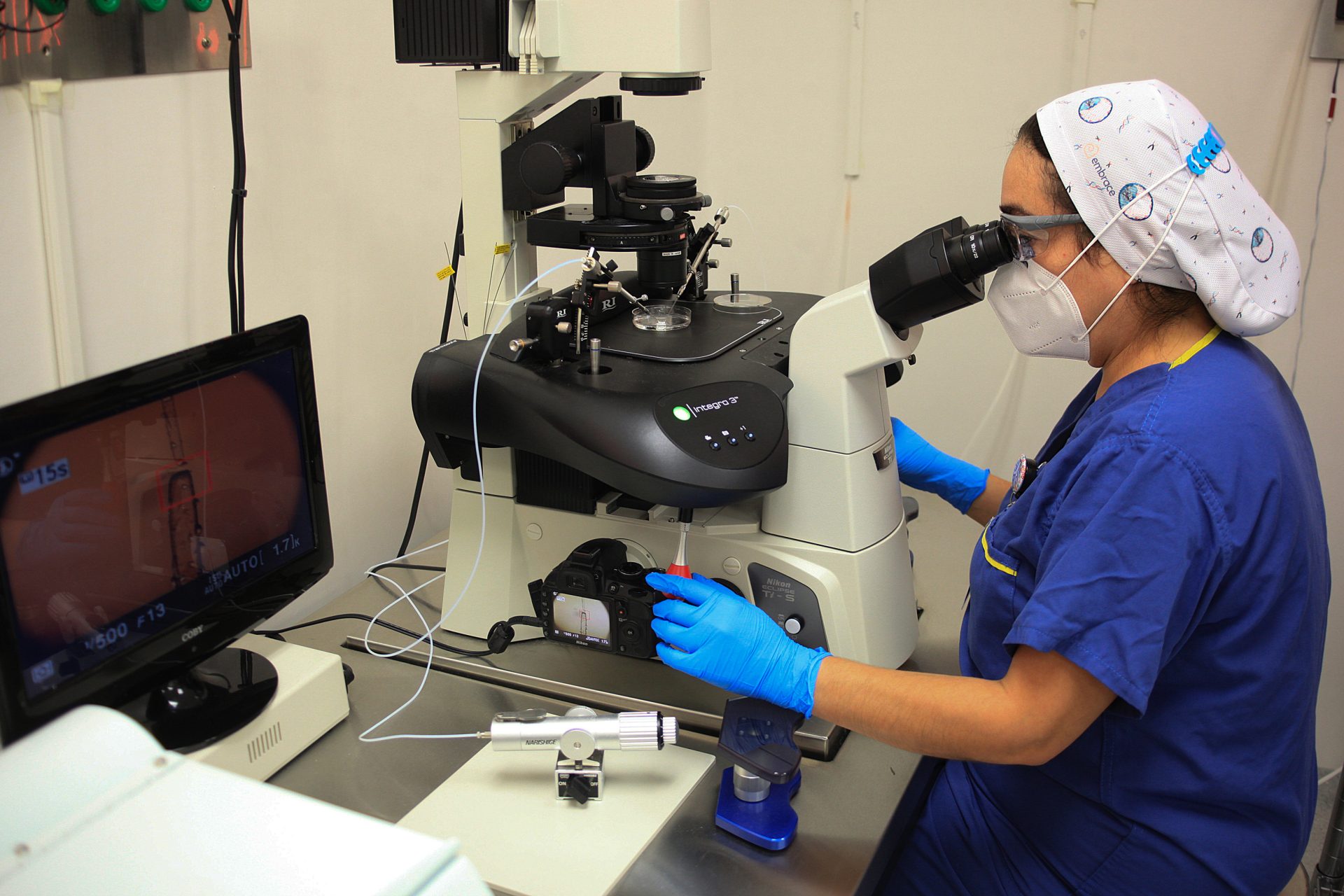 La embrióloga Laura García realiza una fecundación de laboratorio el 13 de septiembre de 2023, en Ciudad Juárez, estado de Chihuahua (México). EFE/Luis Torres