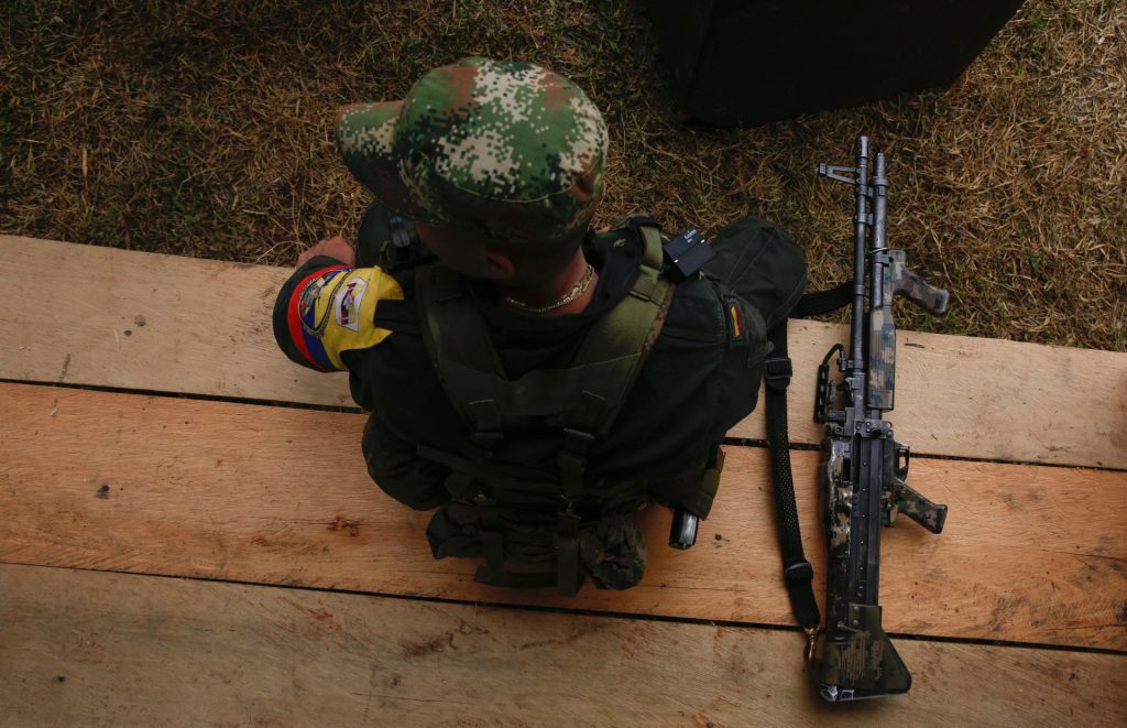 Un guerrillero de las disidencias de las FARC descansa en el departamento de Caquetá (Colombia), en una fotografía de archivo. EFE/Ernesto Guzmán
