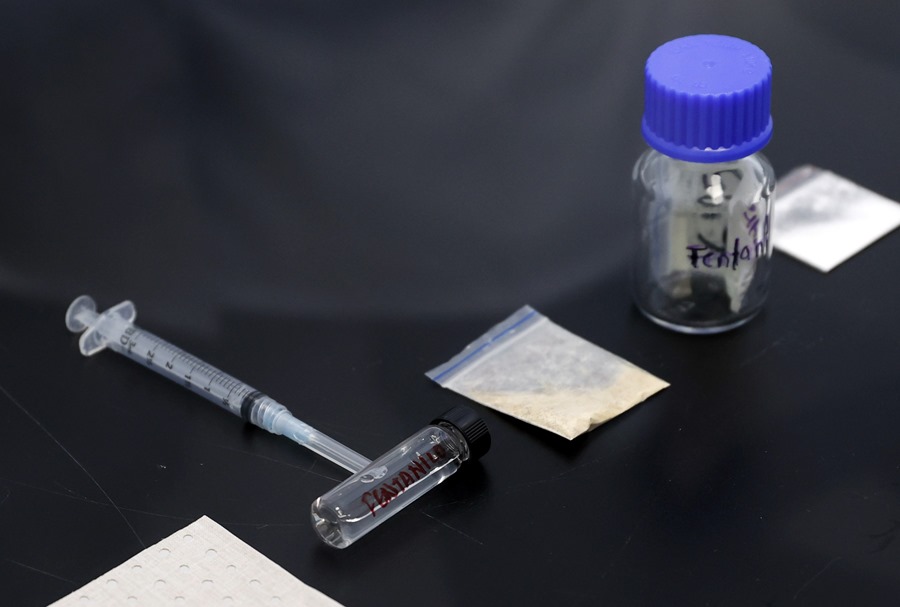 análisis del opioide sintético fentanilo en un laboratorio.