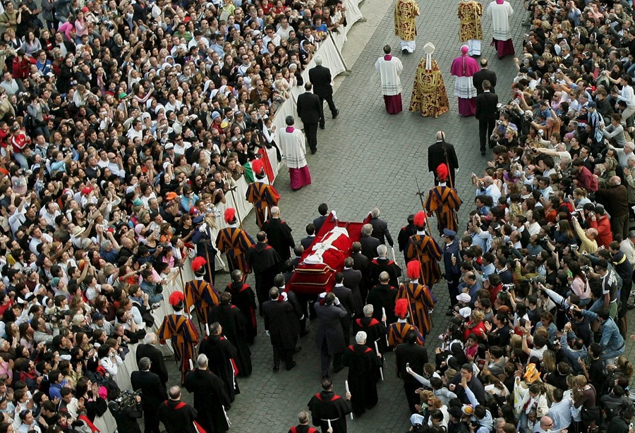 El cuerpo del Papa Juan Pablo II es trasladado a la basílica de San Pedro del Vaticano