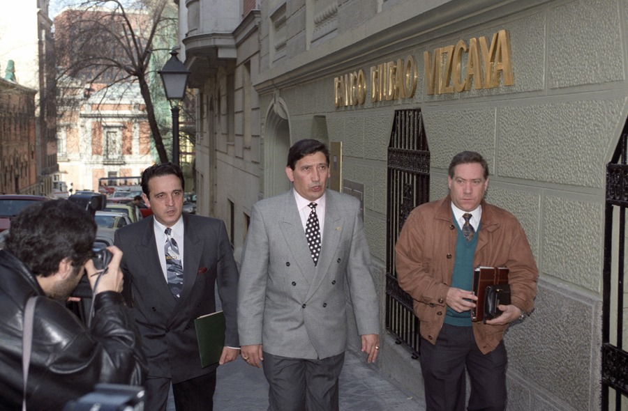Imagen fechada en 1993 del entonces presidente del Comité Técnico de Árbitros, Victoriano Sánchez Arminio (C) acompañado por José María Enríquez Negreira (i). 