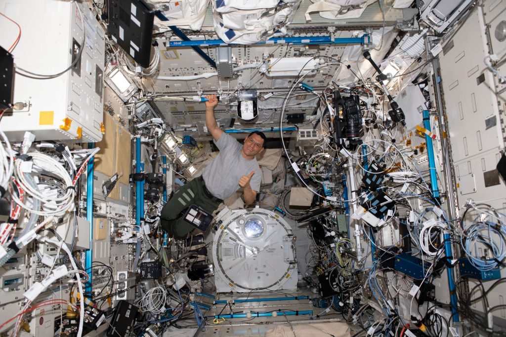 Fotografía del 11 de julio de 2023 cedida por la NASA donde aparece el astronauta e ingeniero de vuelo de la Expedición 69, Frank Rubio, mientras trabaja en la Estación Espacial Internacional (EEI). EFE/NASA
