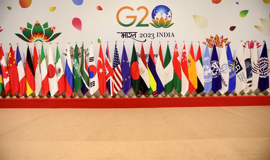 Banderas de los países participantes en la cumbre de líderes del G20 en el Centro de Convenciones ITPO, en Nueva Delhi.