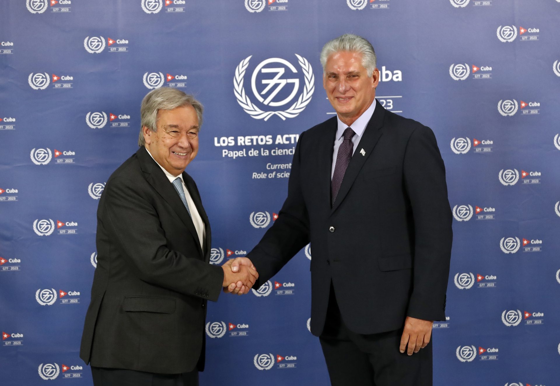 El presidente de Cuba Miguel Diaz-Canel (d) y el secretario General de las Naciones Unidas Antonio Guterres se saludan hoy, durante la inauguración de la cumbre del G77+China, en el Palacio de Convenciones de La Habana (Cuba). EFE/Ernesto Mastrascusa