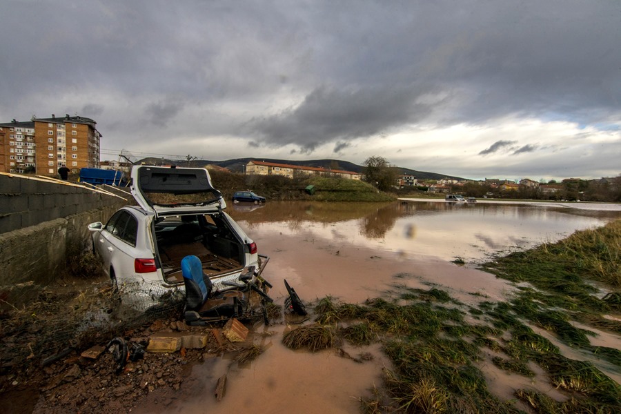 Un vehículo anegado tras haber sido arrastrado por el agua en las inundaciones de diciembre de 2019 en Reinosa.