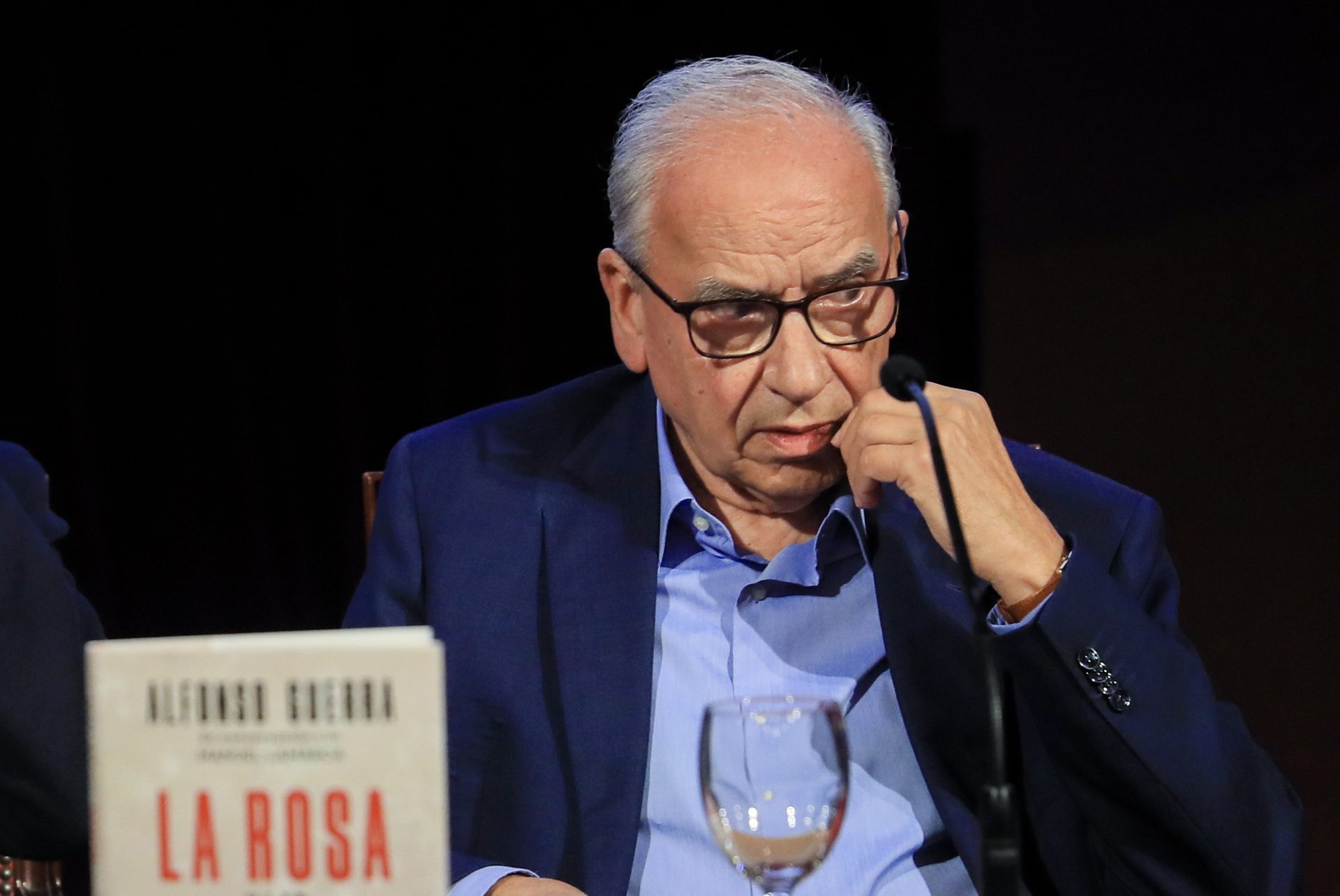 El ex vicepresidente del Gobierno Alfonso Guerra durante la presentación de su libro 'La rosa y las espinas: El hombre detrás del político', este miércoles en el Ateneo de Madrid.