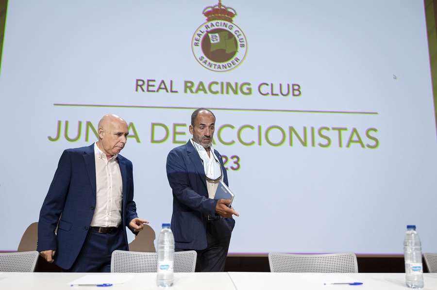 El presidente del Racing de Santander, Sebastián Ceria (d), junto a Manolo Higuera (i) durante la junta de accionistas celebrada este domingo en Santander. EFE/Pedro Puente Hoyos