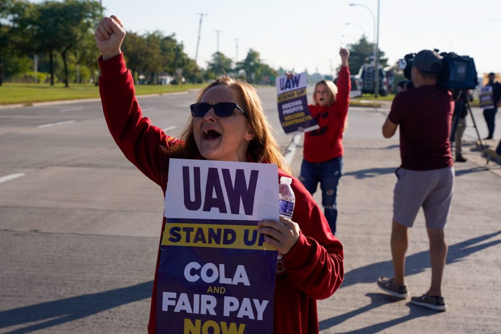 Vista de personas que participan en la huelga del sindicato United Auto Worke (UAW) contra los principales fabricantes del sector del automóvil de EE.UU., el 15 de septiembre de 2023, en Detroit, Michigan. EFE/Dieu-Nali Chery
