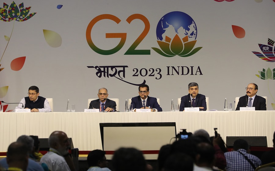 El negociador de la cumbre del G20, Amitabh Kant (c) el Secretario de Asuntos Exteriores, Vinay Kwatra (2I) y el Coordinador Jefe de la Presidencia del G20 de la India, Harsh Vardhan Shringla (d), en una conferencia de prensa en el centro de medios internacional del G20 en Nueva Delhi.