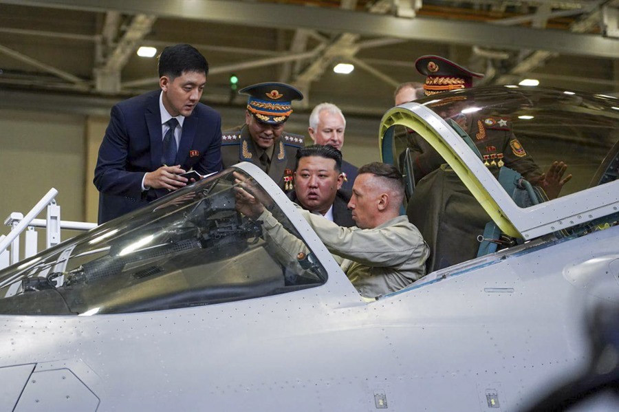 Fotografía proporcionada por la oficina de prensa del gobernador de la región rusa de Jabárovsk que muestra al líder norcoreano Kim Jong Un (c) en su visita a una planta rusa que construye aviones de combate