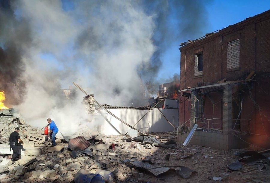 Imagen faciitada por la Administración Regional de Dnipropetrovsk, de las labores de exintinción del incendio declarado tras el impacto de un misil contra un edifico de Krivi Rig