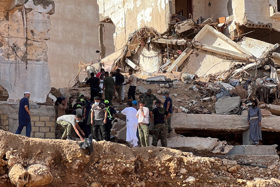 Equipos de rescate trabajan entre los escombros de esdificios destruidos por las inundaciones en Derna, Libia