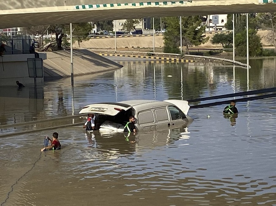  Los equipos de emergencia de Media Luna Roja responden a las devastadoras inundaciones que arrasaron el noreste de Libia y que provocaron la muerte de miles de personas