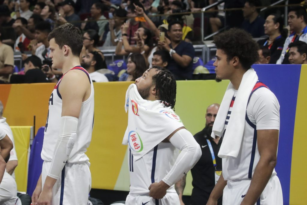 Jugadores de la selección de baloncesto de EE.UU. reaccionan tras perder el tercer lugar del Mundial de Baloncesto ante Canadá, el 10 de septiembre de 2023. El equipo consiguió un cupo a los Juegos Olímpicos. EFE/Francis R. Malasig