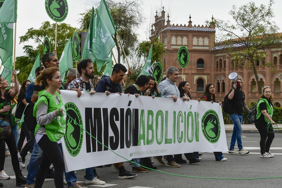 Asistentes a la manifestación antitaurina convocada por El Pacma en Madrid.