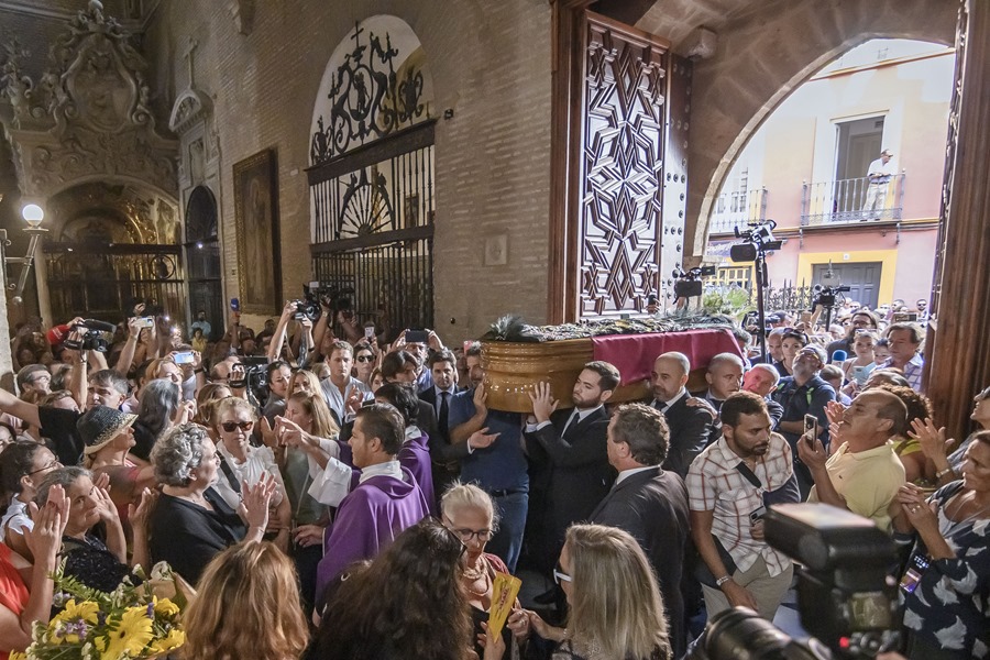 El féretro de la artista María Jiménez, fallecida en Sevilla a los 73 años, llega a la iglesia de Santa Ana de Triana, donde se ha celebrado su funeral.