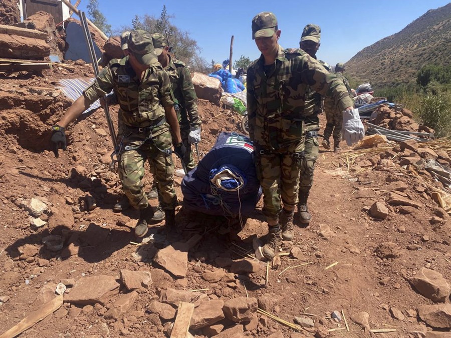 Miembros del ejército marroquí transportan a pie y a bordo de dos animales de carga tiendas de campaña para realojar a los damnificados por el terremoto del viernes, ante las previsiones de lluvias y las continuas réplicas sísmicas, entre los pueblos de Tirkent y Adebdi, en la provincia de Tqrudant. 