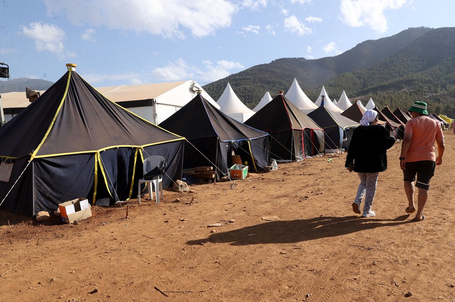  Miles de marroquíes se resignan a vivir en tiendas de campaña tras el terremoto que el pasado viernes sacudió varias provincias del sur del país