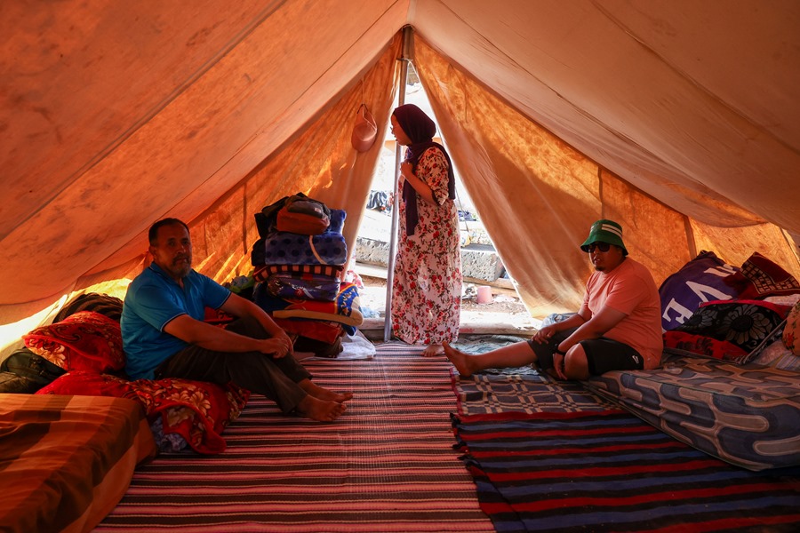 Una familia sin hogar tras el terremoto del viernes en Marruecos, en el interior de la tienda en la que ha sido realojada en Asni/Amziz, en el Alto Atlas