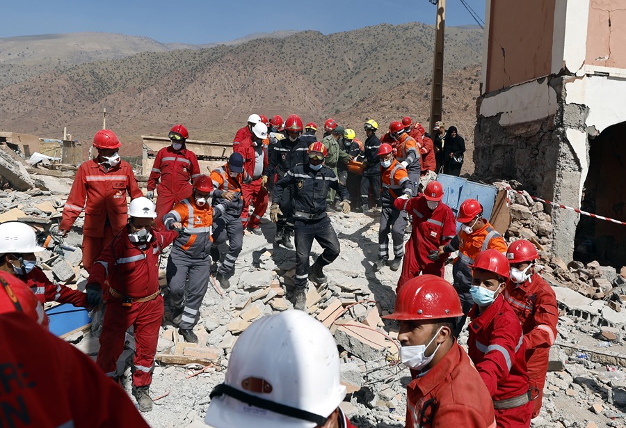 Los equipos de rescate establecen un corredor durante las operaciones de búsqueda entre los escombros de edificios derrumbados en la aldea de Talat N'Yaaqoub, al sur de Marrakech.