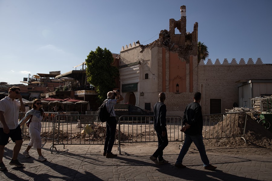 Unos turistas caminan por una calle de Marrakech afectada por el terremoto