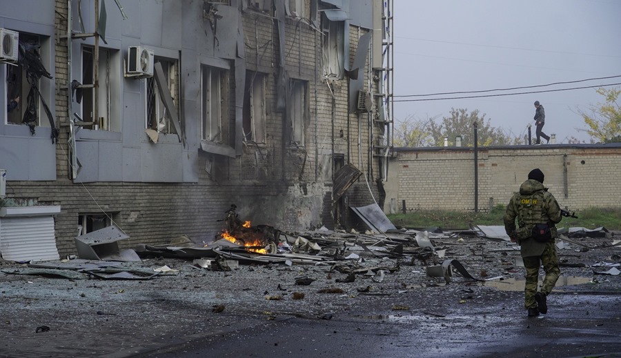 Imagen de archivo de los restos de una explosión cerca del edificio de la emisora ​​'ZaTV' en Melitopol, en la región de Zaporiya, en el sureste de Ucrania